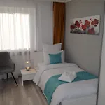 Cozy House With Garden Hébergement de vacances