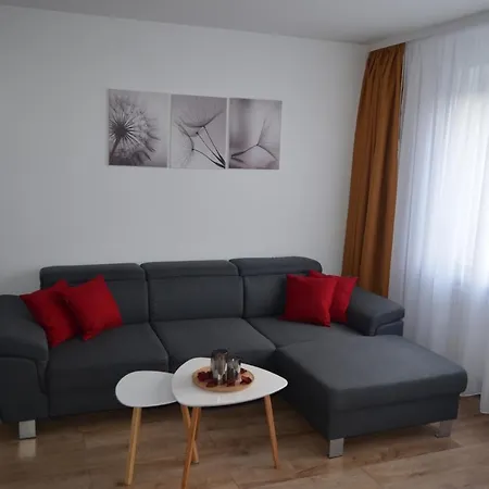 Cozy House With Garden Ferienhaus